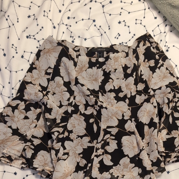 Forever 21 Dresses & Skirts - Forever 21 Black and Cream Floral Mini Skirt